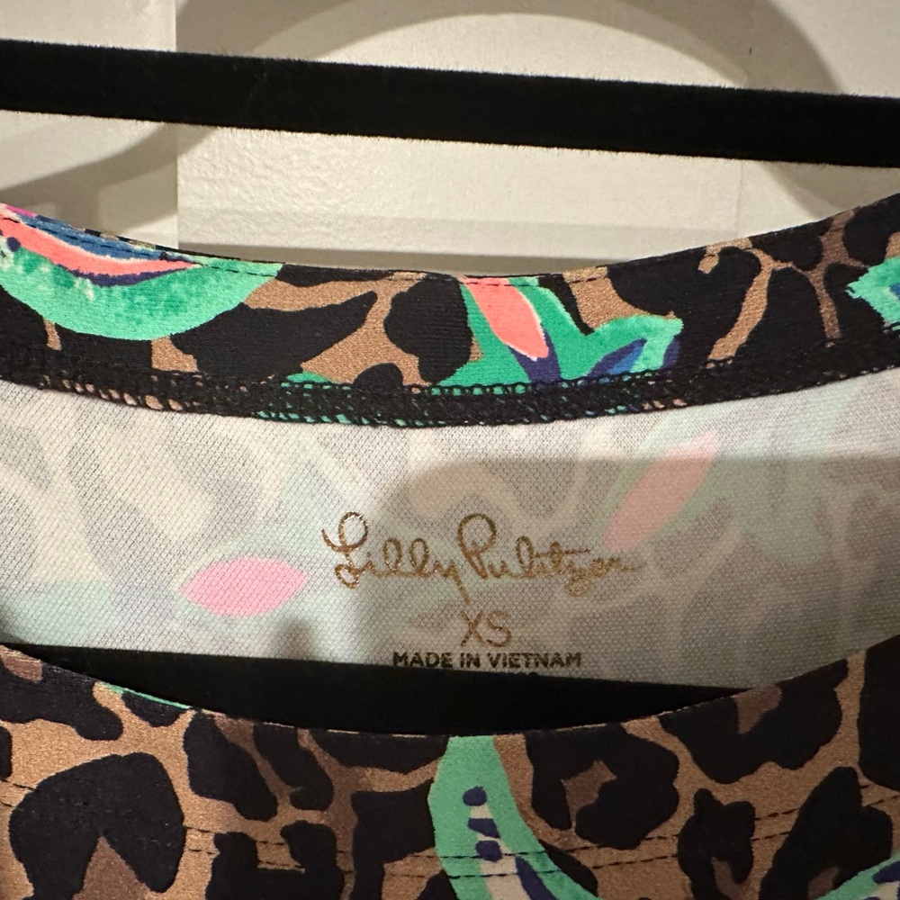 Stunning animal print with the famous Lilly P bright colors in the front.💚🩷🖤